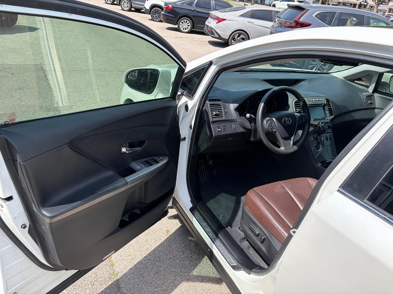 2016 Toyota Venza XLE Redwood Edition Photo