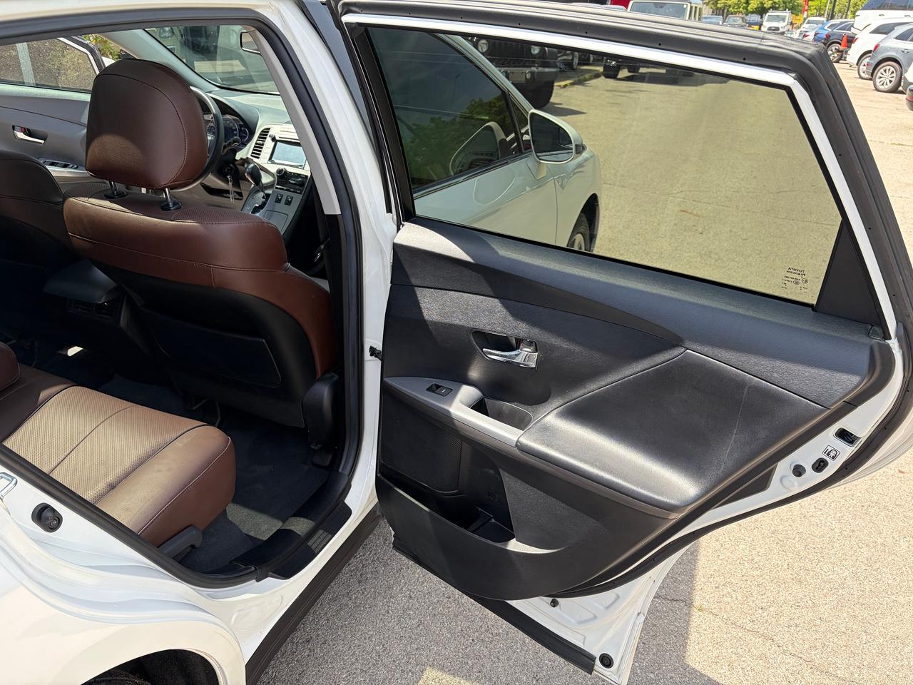 2016 Toyota Venza XLE Redwood Edition Photo