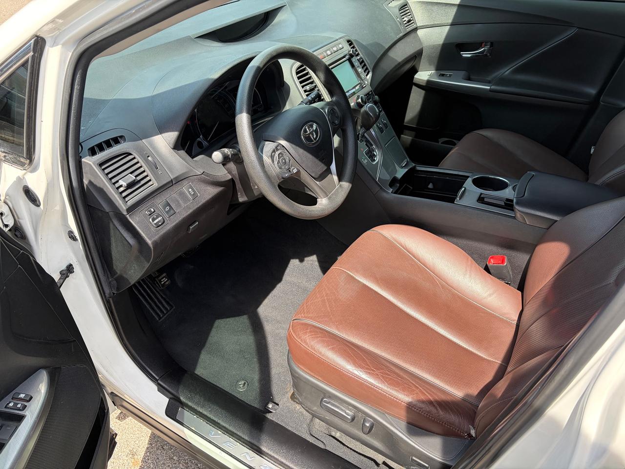 2016 Toyota Venza XLE Redwood Edition Photo