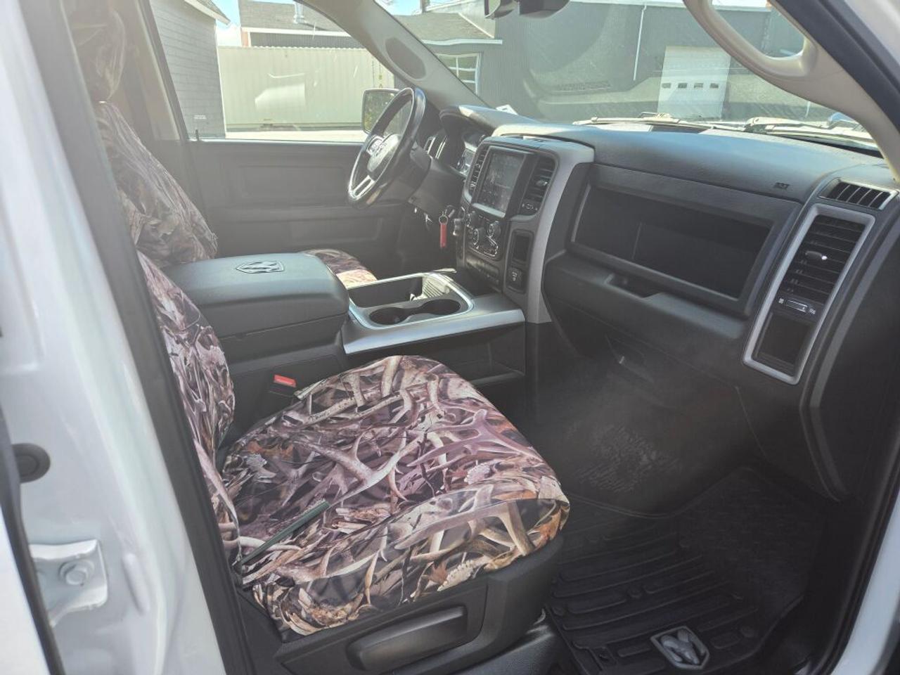 2021 RAM 1500 Classic EXPRESS Photo3