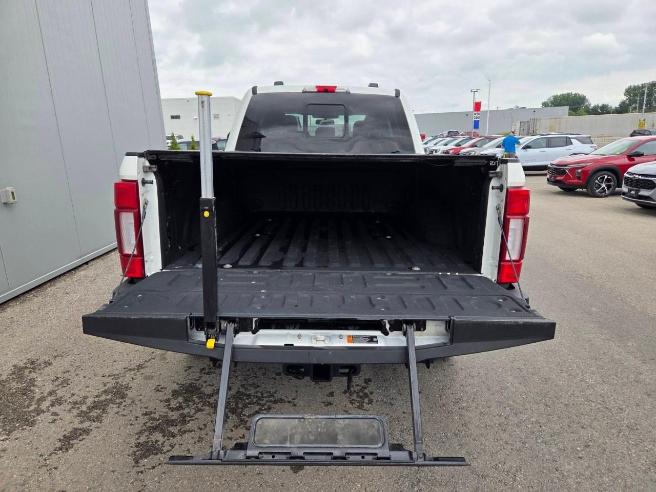 2022 Ford F-350 Super Duty SRW LIMITED 4WD Crew Cab 6.75' Box Photo