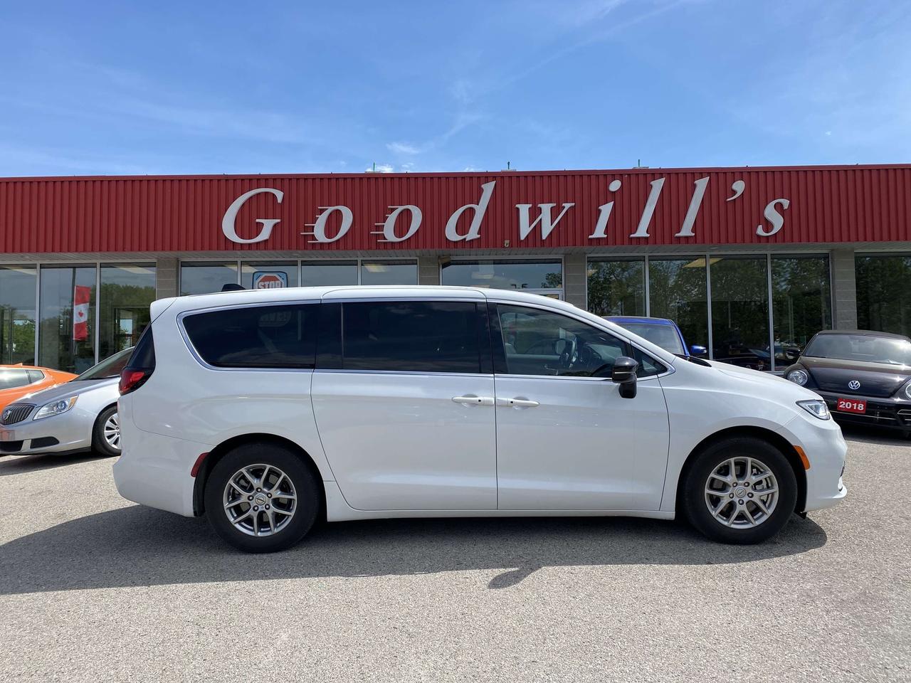 2025 Chrysler Pacifica SELECT, 7 PASS, REMOTE START, HEATED LEATHER!