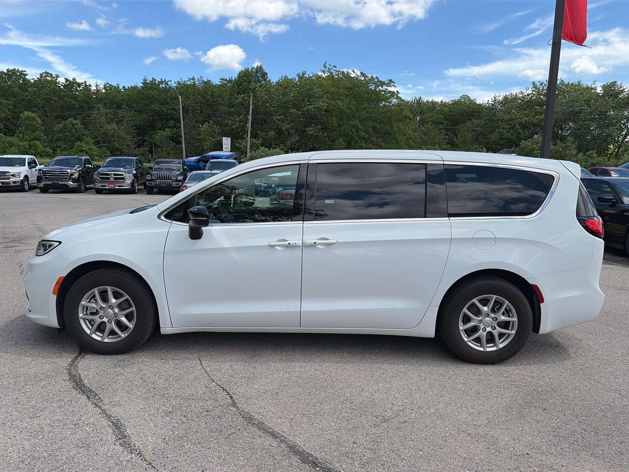 2025 Chrysler Pacifica SELECT, 7 PASS, REMOTE START, HEATED LEATHER! Photo