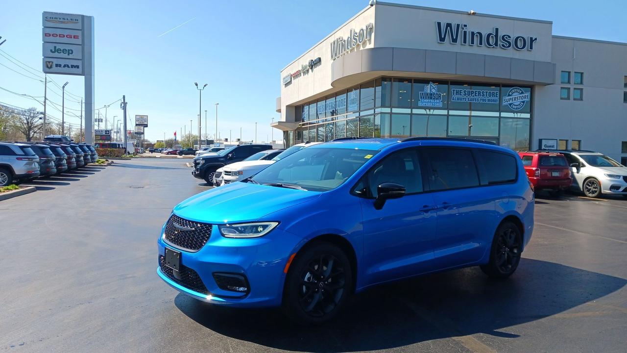 Used 2026 Chrysler Pacifica Select FWD for sale in Windsor, ON