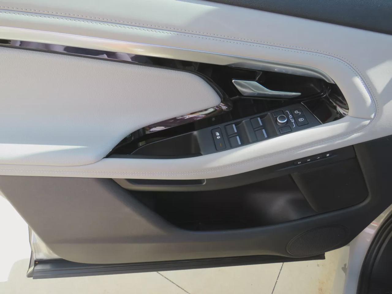 2020 Land Rover Evoque S | LOW KM!! | Leather | Navigation | Sunroof | Power Seats | Power Tailgate | Lane Assist | Push Button Start | Photo