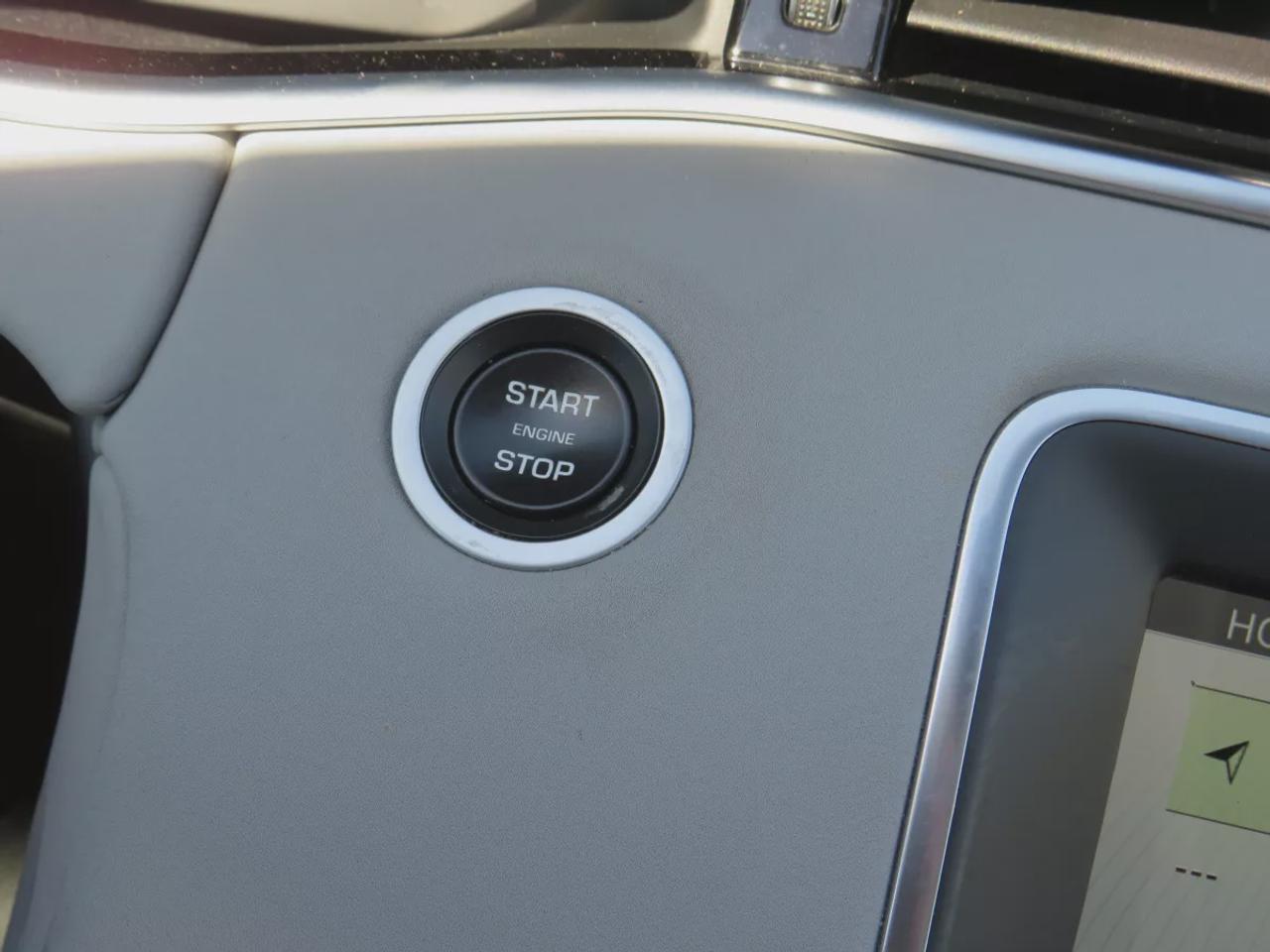 2020 Land Rover Evoque S | LOW KM!! | Leather | Navigation | Sunroof | Power Seats | Power Tailgate | Lane Assist | Push Button Start | Photo