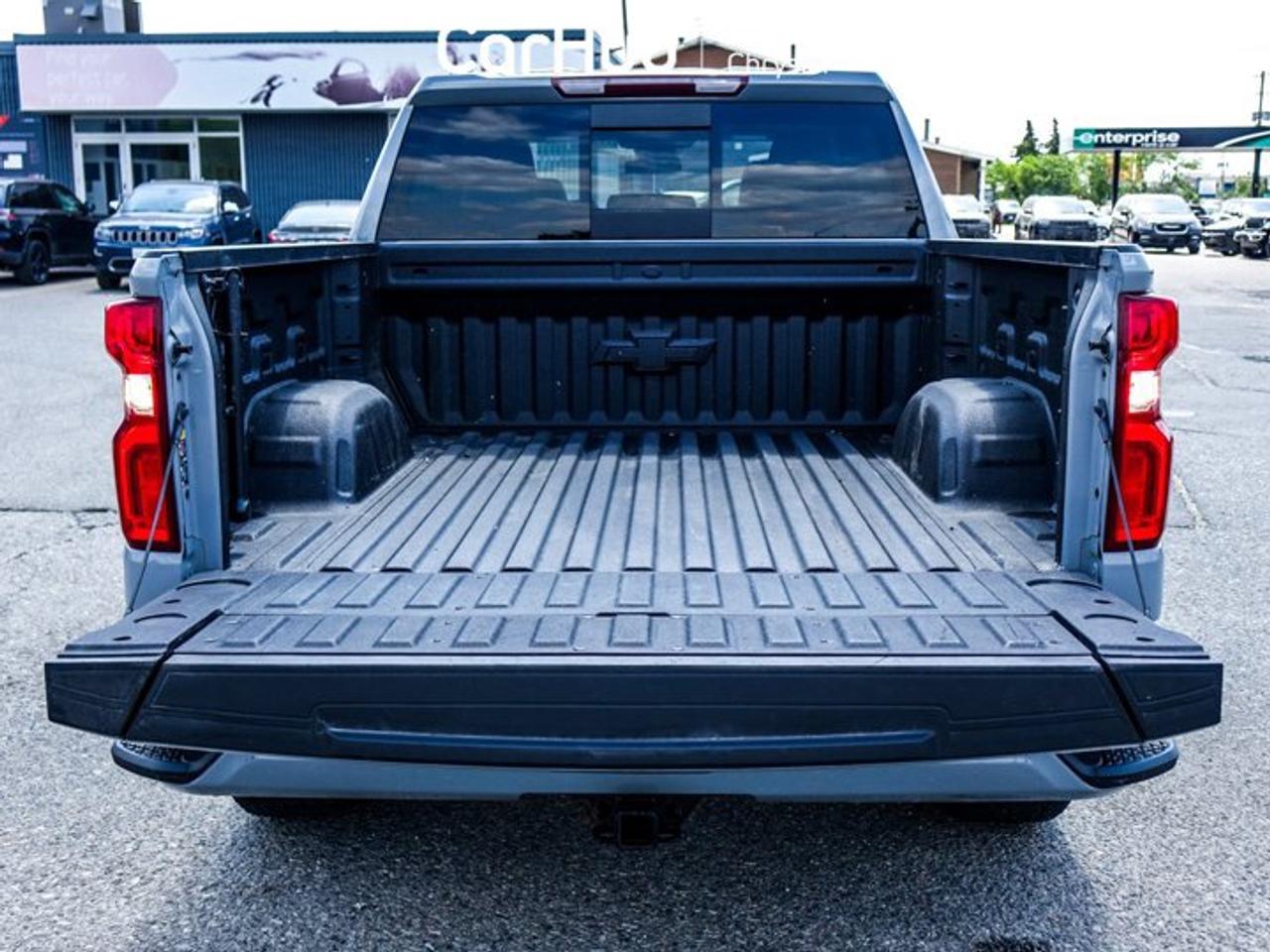 2024 Chevrolet Silverado 1500 RST 4WD Crew Cab 147"  5.3L Leather 5 passengers with captain chair Photo