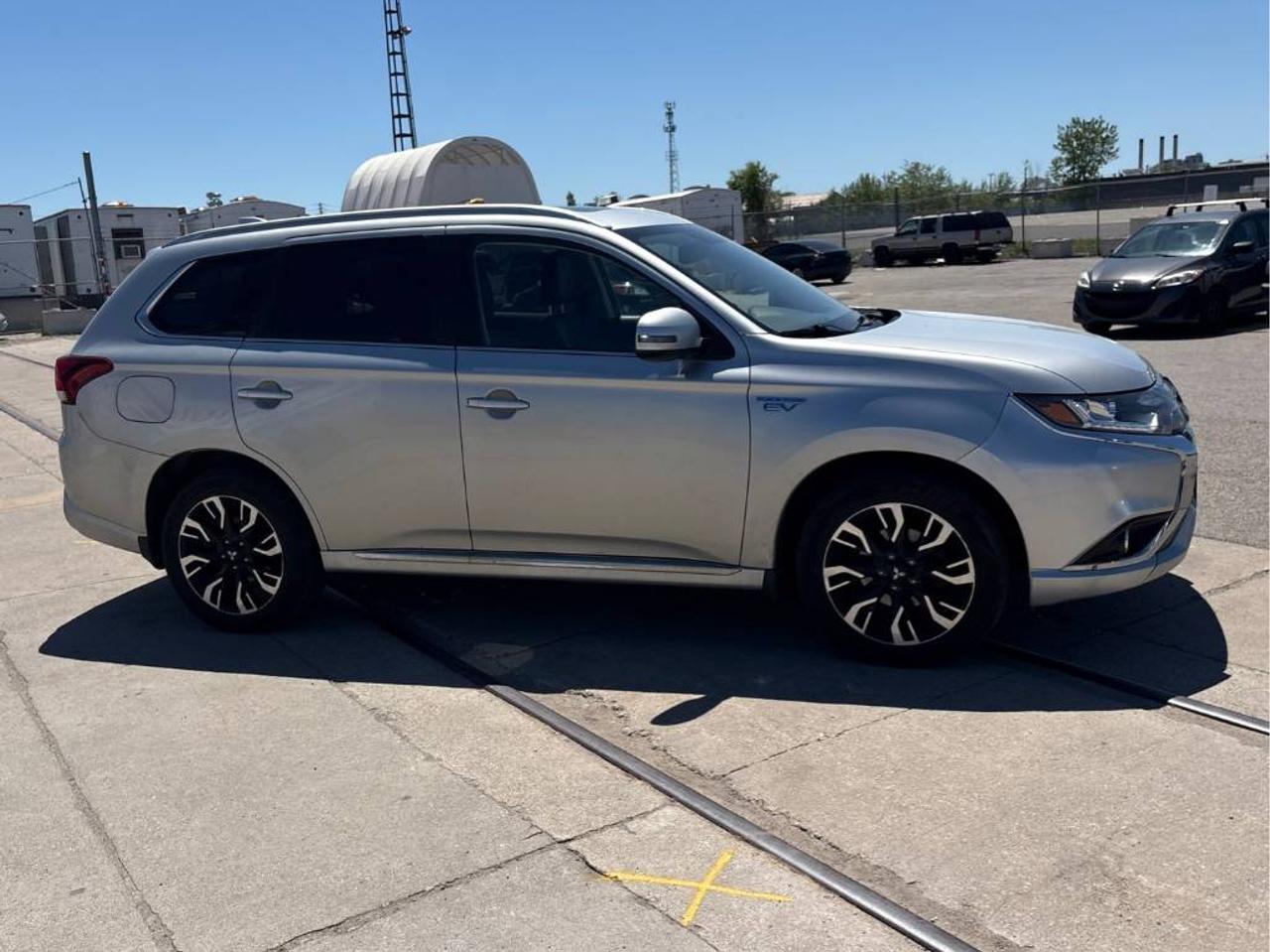 2018 Mitsubishi Outlander PHEV SEL PHEV! LEATHER, SUNROOF, HEATED SEATS, LOADED! Photo2