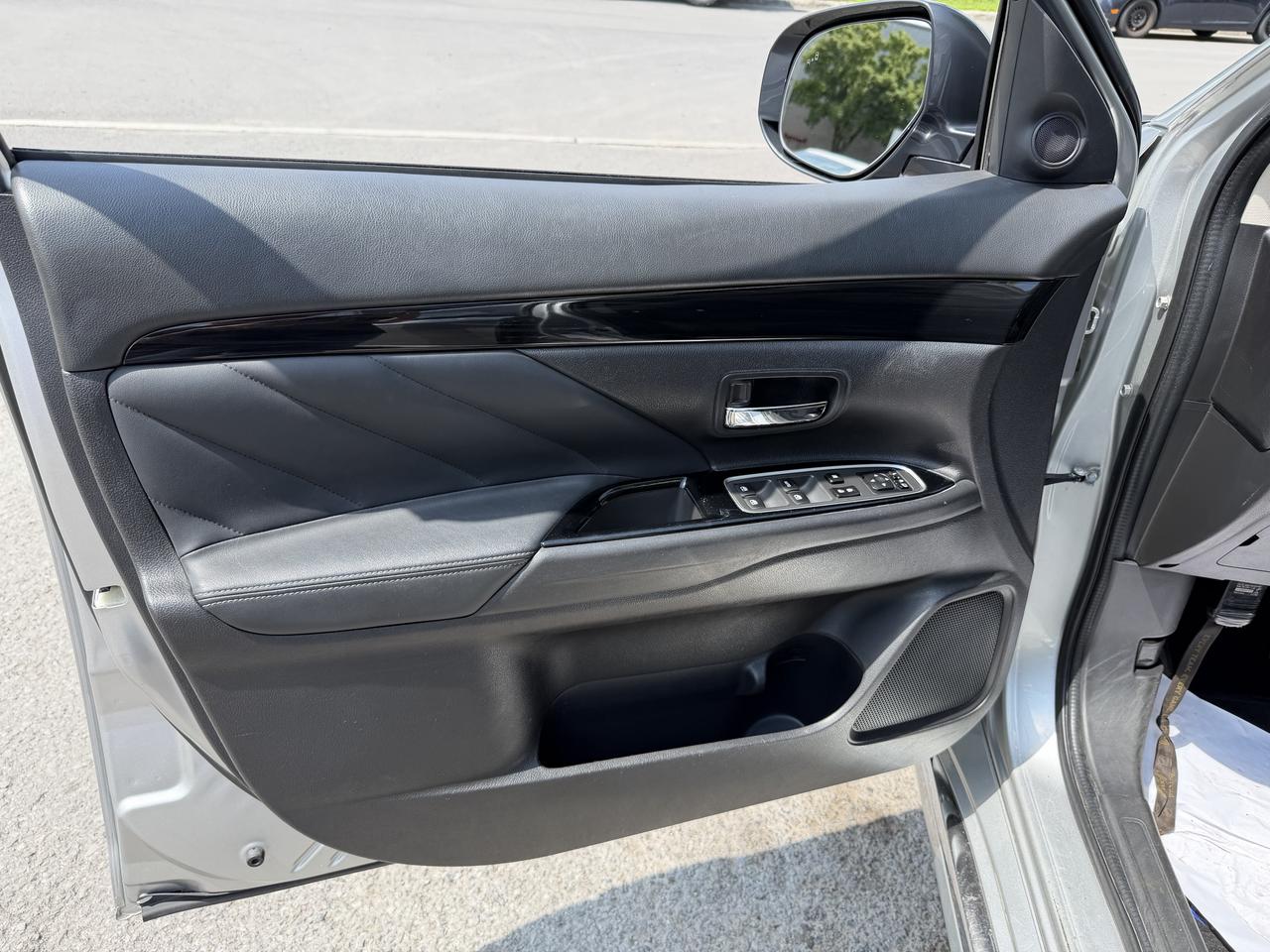 2018 Mitsubishi Outlander PHEV SEL PHEV! LEATHER, SUNROOF, HEATED SEATS, LOADED! Photo