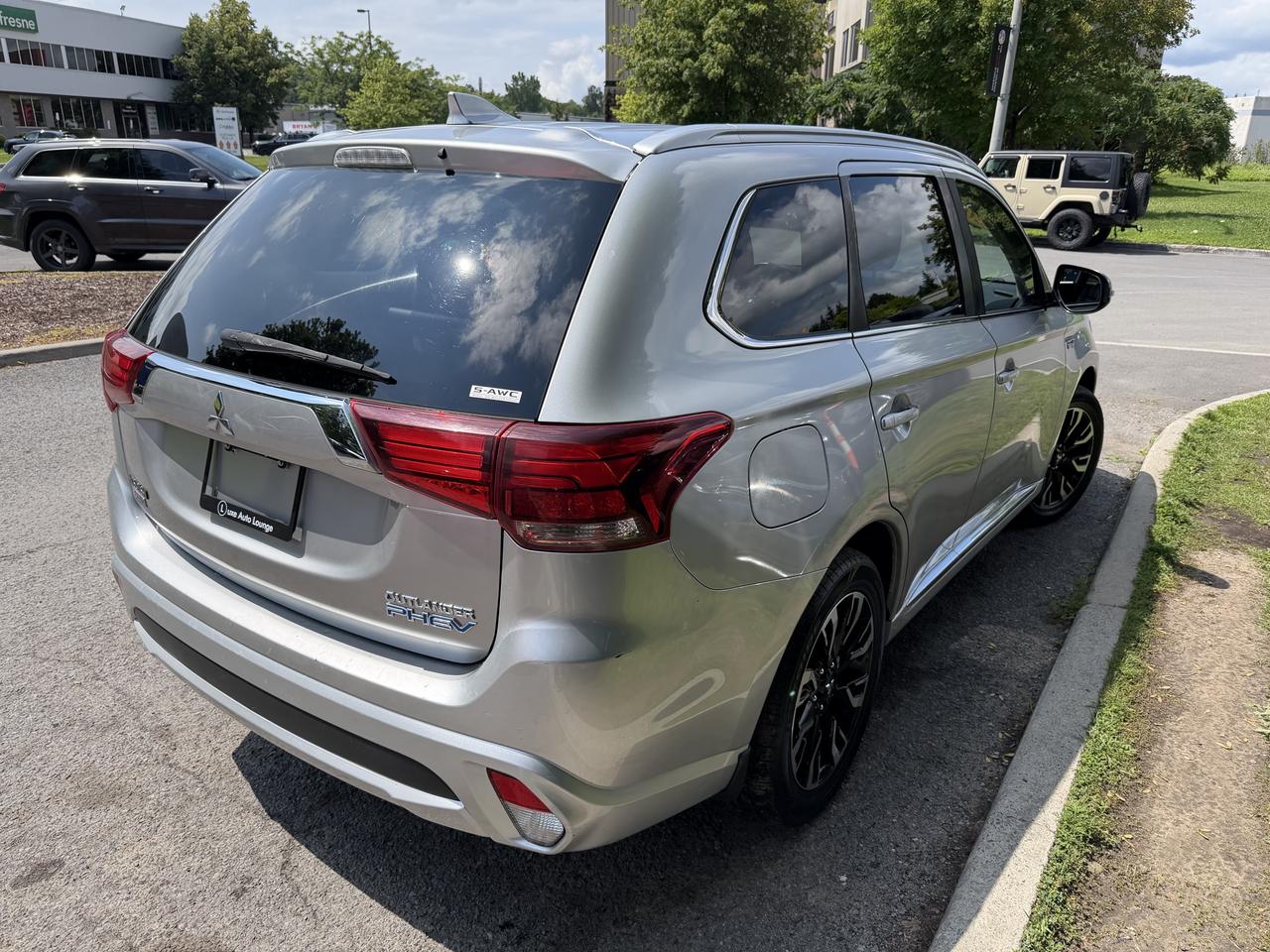 2018 Mitsubishi Outlander PHEV SEL PHEV! LEATHER, SUNROOF, HEATED SEATS, LOADED! Photo