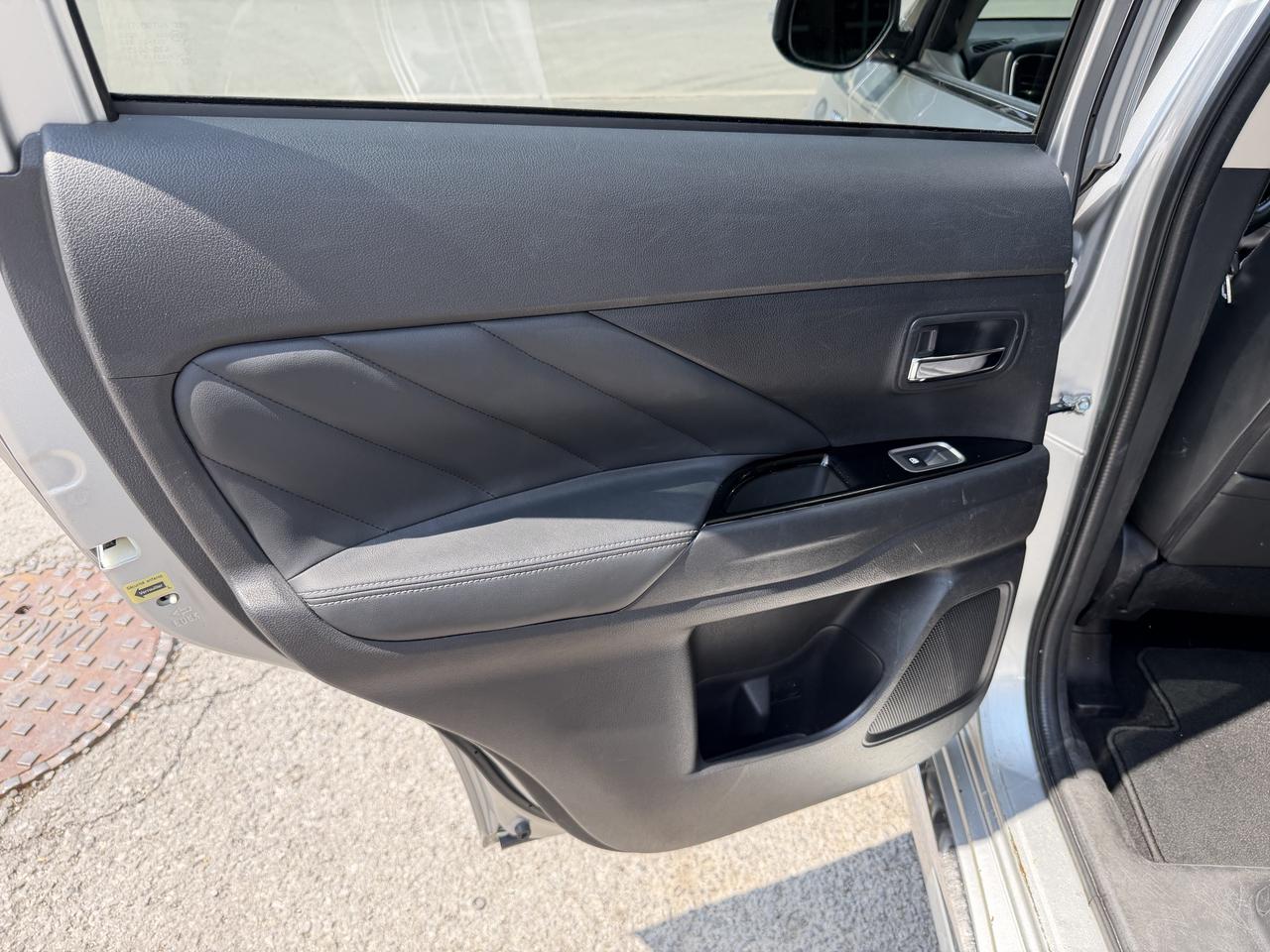 2018 Mitsubishi Outlander PHEV SEL PHEV! LEATHER, SUNROOF, HEATED SEATS, LOADED! Photo