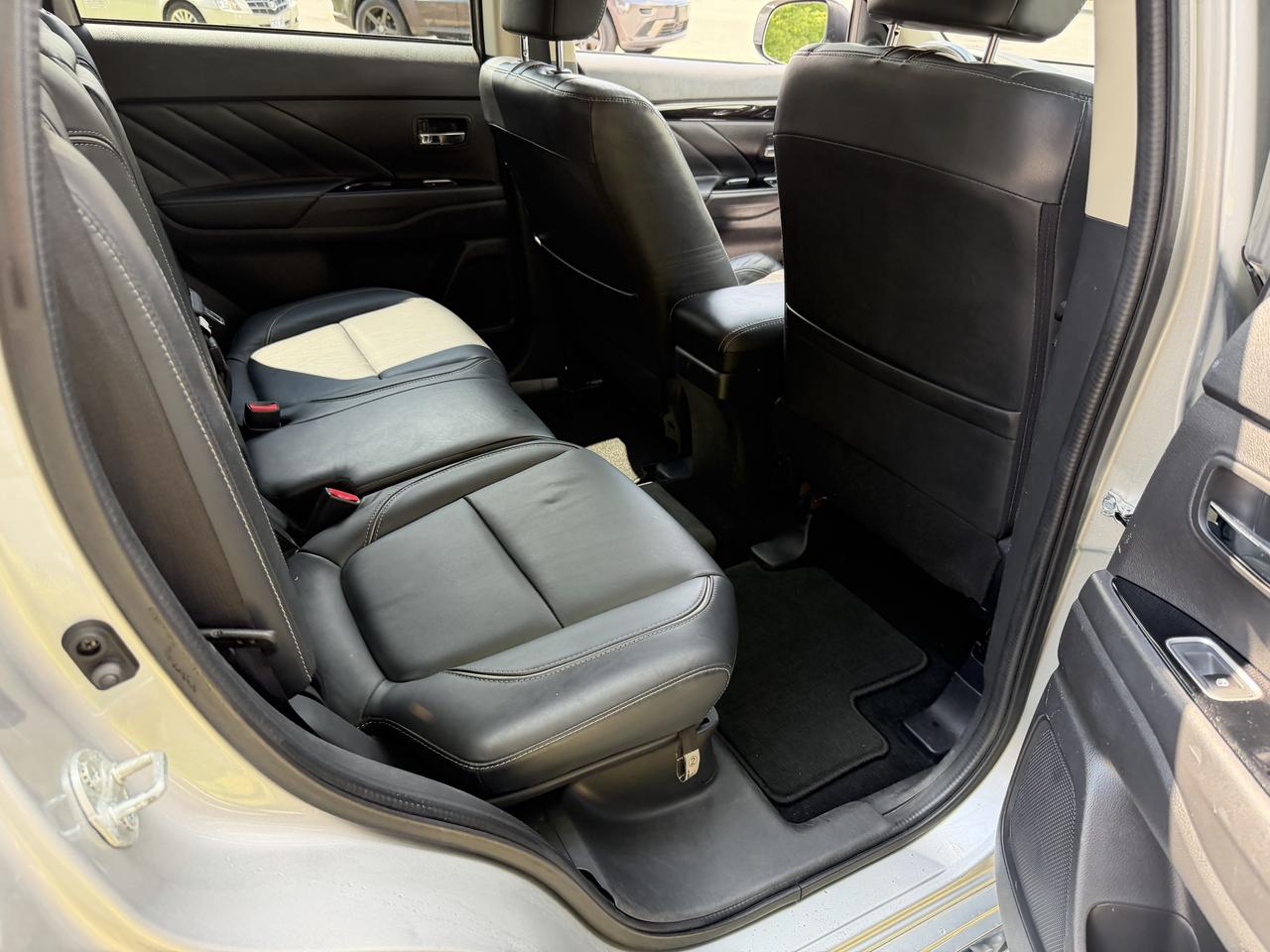 2018 Mitsubishi Outlander PHEV SEL PHEV! LEATHER, SUNROOF, HEATED SEATS, LOADED! Photo