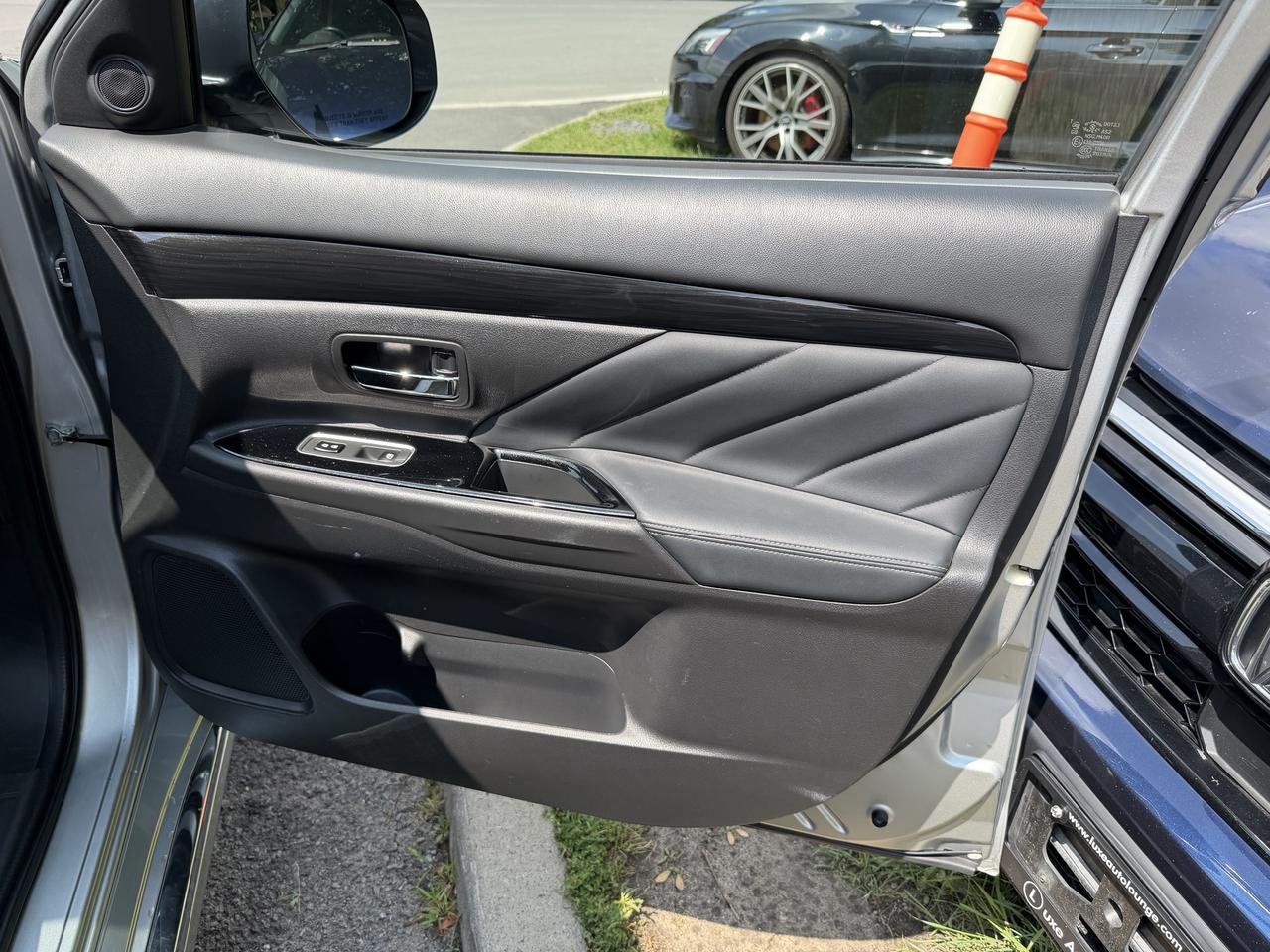 2018 Mitsubishi Outlander PHEV SEL PHEV! LEATHER, SUNROOF, HEATED SEATS, LOADED! Photo