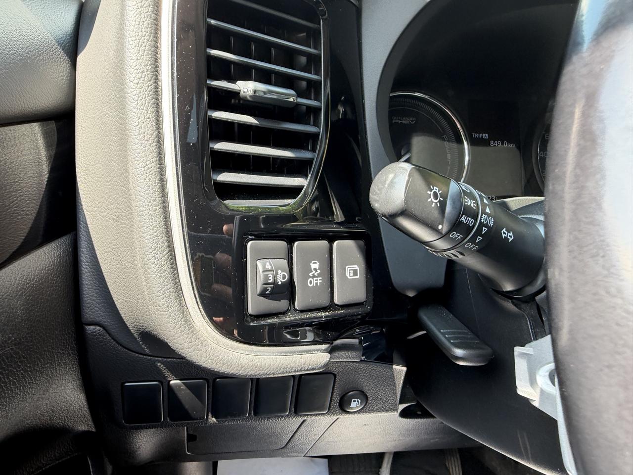 2018 Mitsubishi Outlander PHEV SEL PHEV! LEATHER, SUNROOF, HEATED SEATS, LOADED! Photo