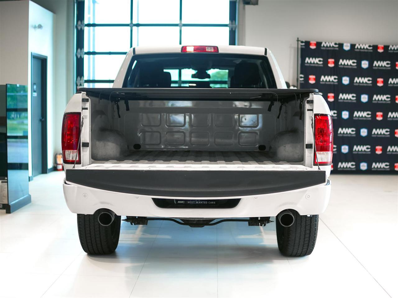 2022 RAM 1500 Classic EXPRESS CREW CAB 4X4 | 5.7 HEMI | NIGHT PKG Photo