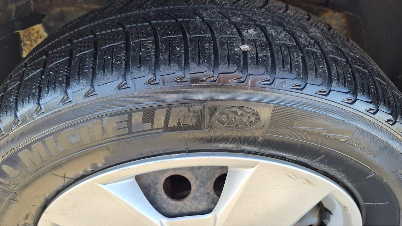 2009 Pontiac Montana REG WB, ONLY 139KMS, NEEDS FLOOR REPAIR, AS IS Photo