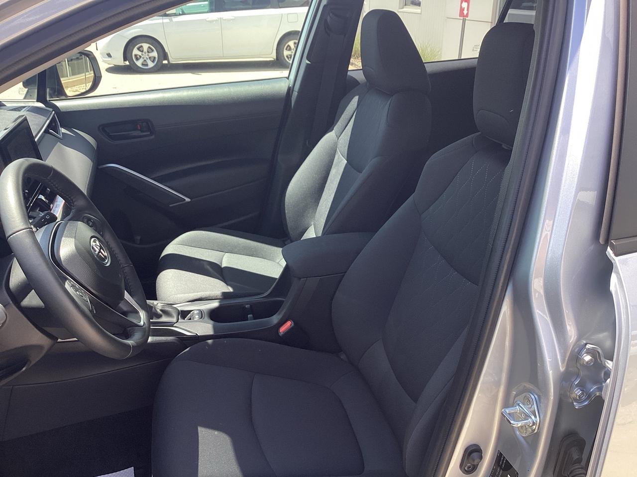 2025 Toyota Corolla Cross LE AWD Photo