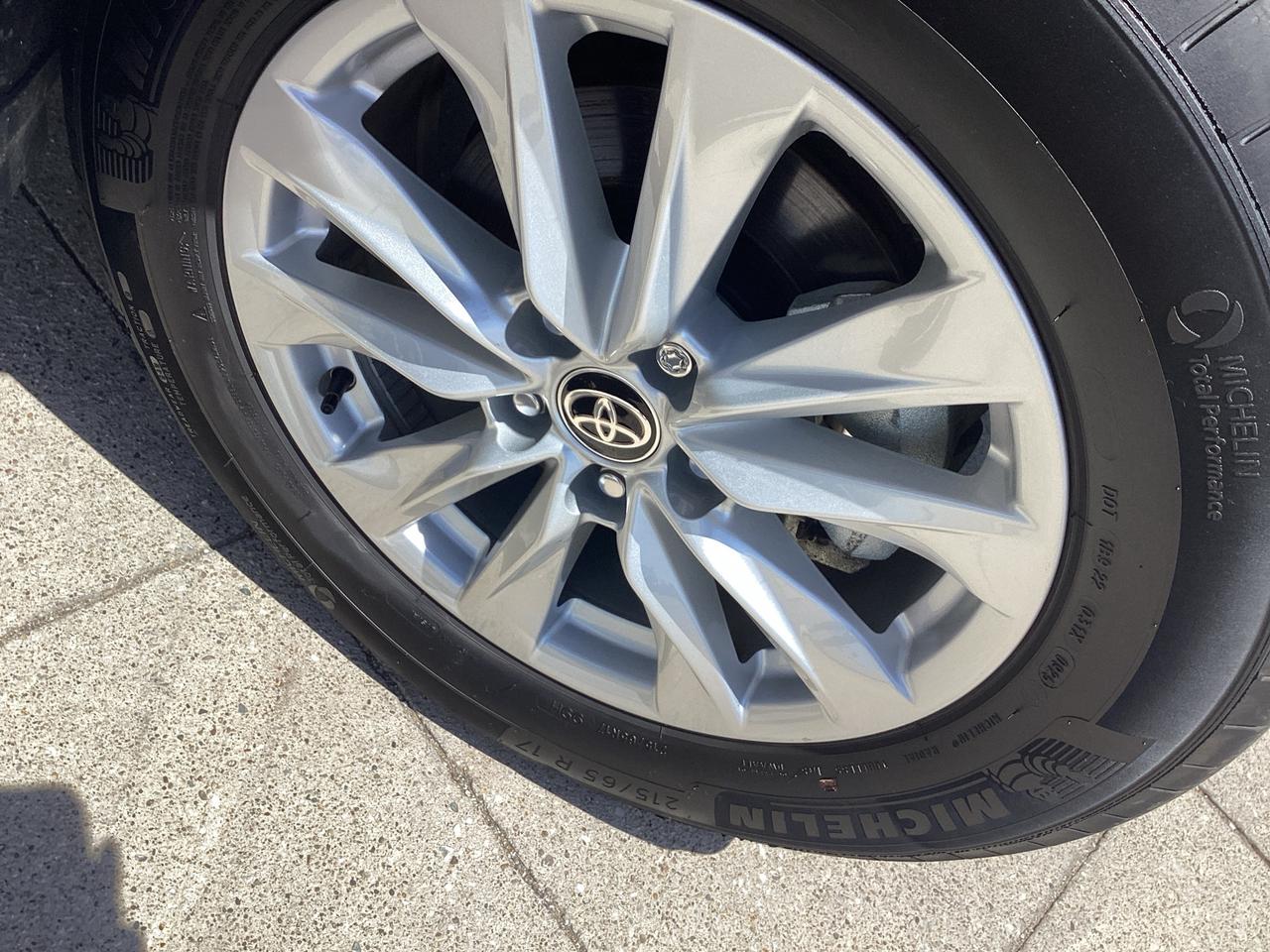 2025 Toyota Corolla Cross LE AWD Photo