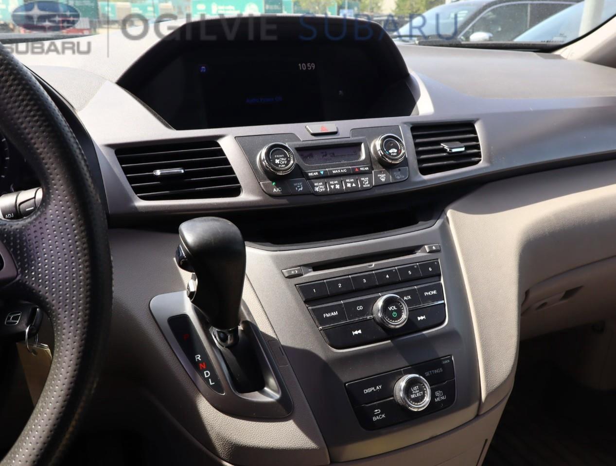 2015 Honda Odyssey SE (A6) Passenger Van Photo