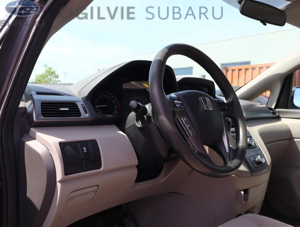 2015 Honda Odyssey SE (A6) Passenger Van Photo