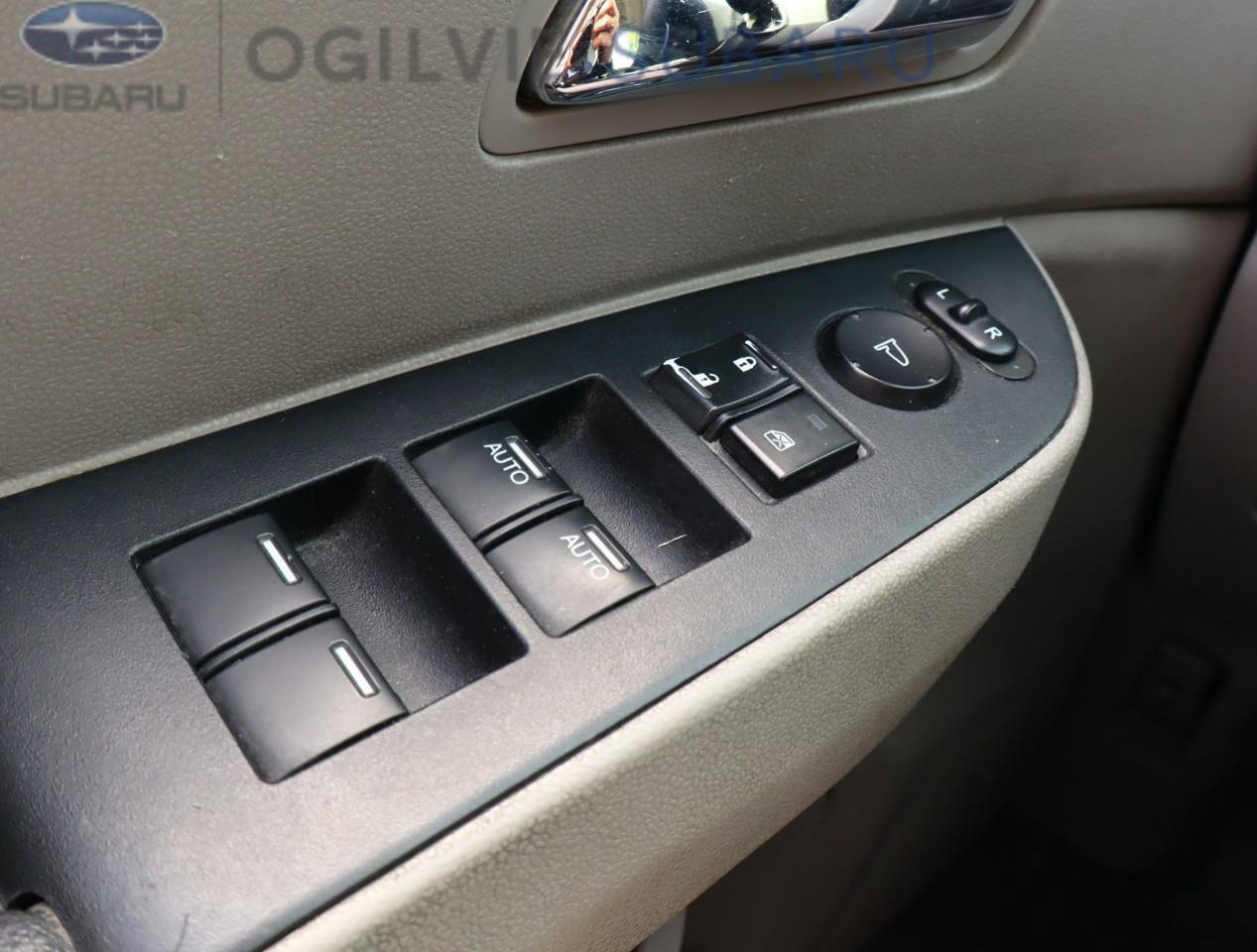 2015 Honda Odyssey SE (A6) Passenger Van Photo