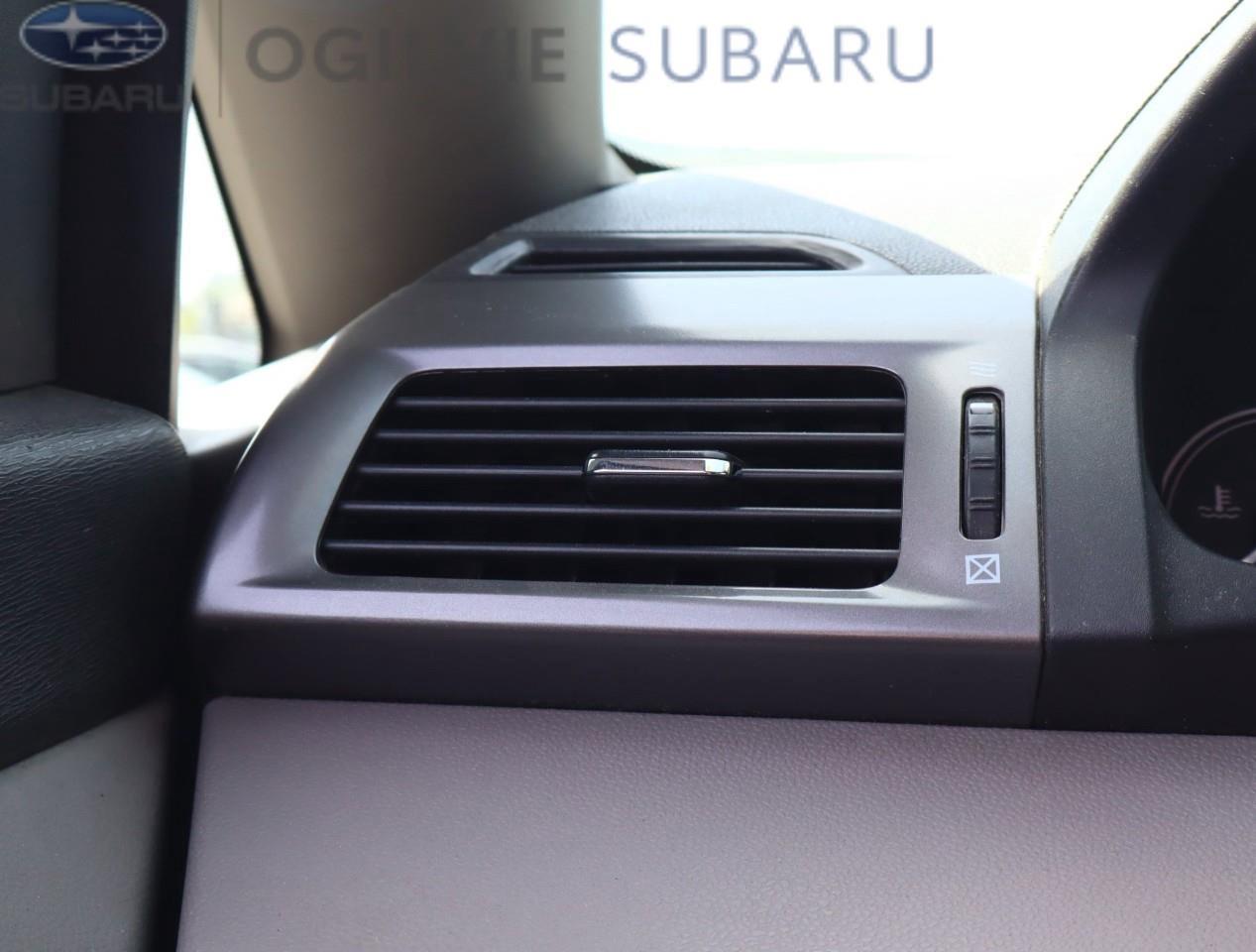 2015 Honda Odyssey SE (A6) Passenger Van Photo