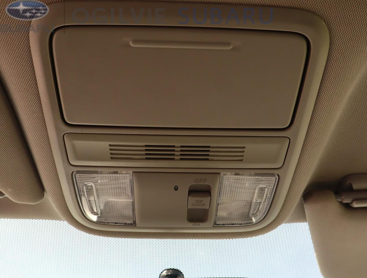 2015 Honda Odyssey SE (A6) Passenger Van Photo