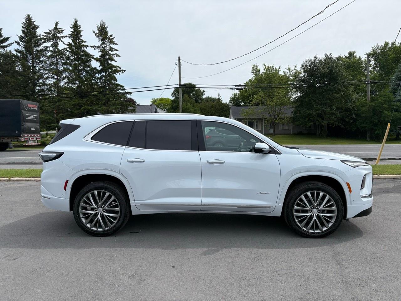 2026 Buick Enclave AWD 4dr Avenir Photo2