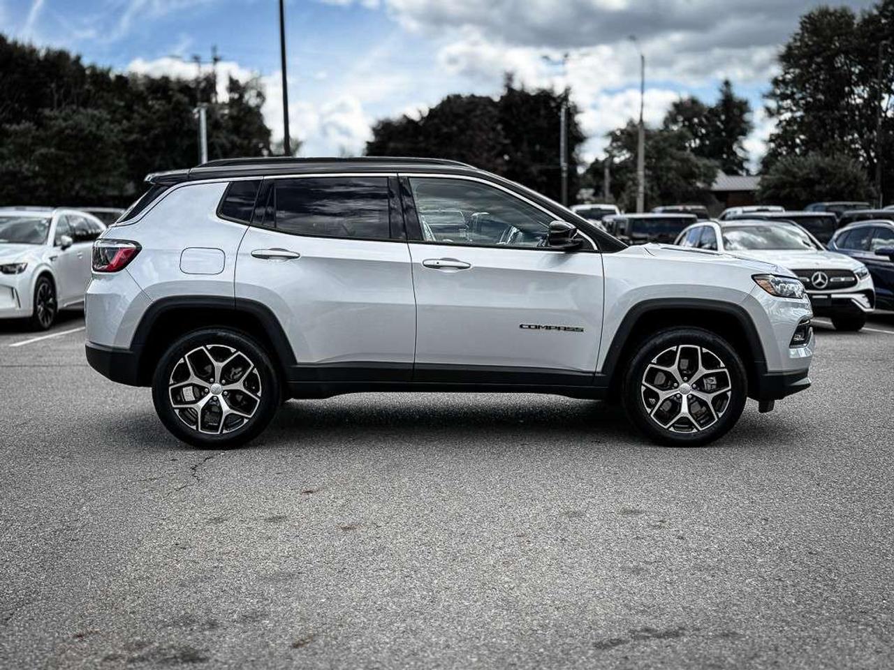 2024 Jeep Compass Limited   HEATED SEATS   REMOTE START   BLINDSPOT   LANE KEEP Photo