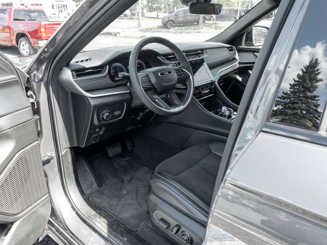 2025 Jeep Grand Cherokee Altitude   Demo   Clean Carfax   20" Gloss Photo