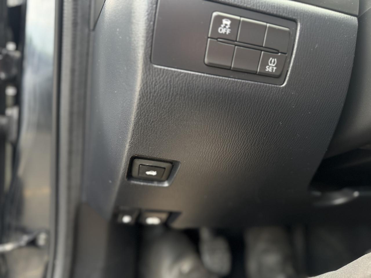 2018 Mazda MAZDA3 6 Speed Manual   Black ON BLACK Photo