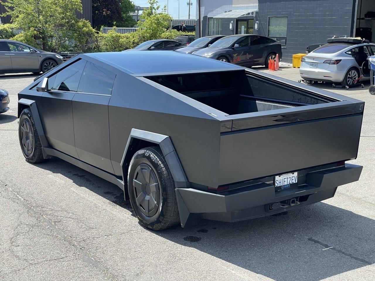2025 Tesla Cybertruck PREMIUM DUAL MOTOR AWD   *DEAL PENDING* Photo