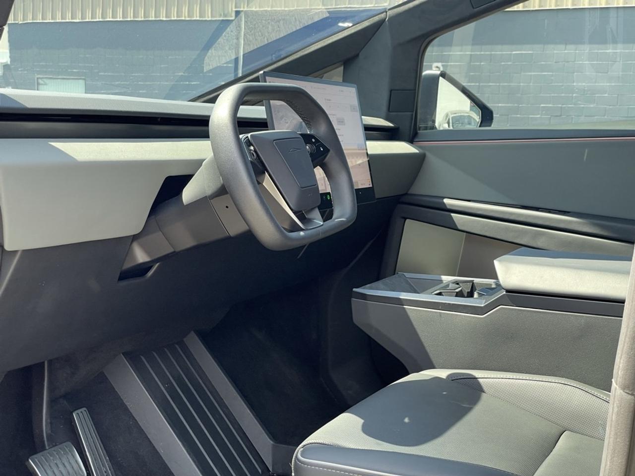 2025 Tesla Cybertruck PREMIUM DUAL MOTOR AWD   *DEAL PENDING* Photo