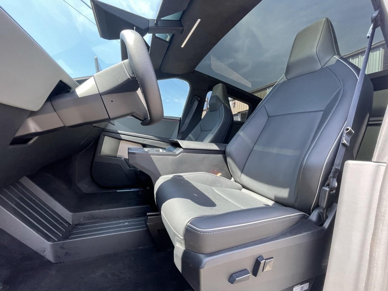 2025 Tesla Cybertruck PREMIUM DUAL MOTOR AWD   *DEAL PENDING* Photo