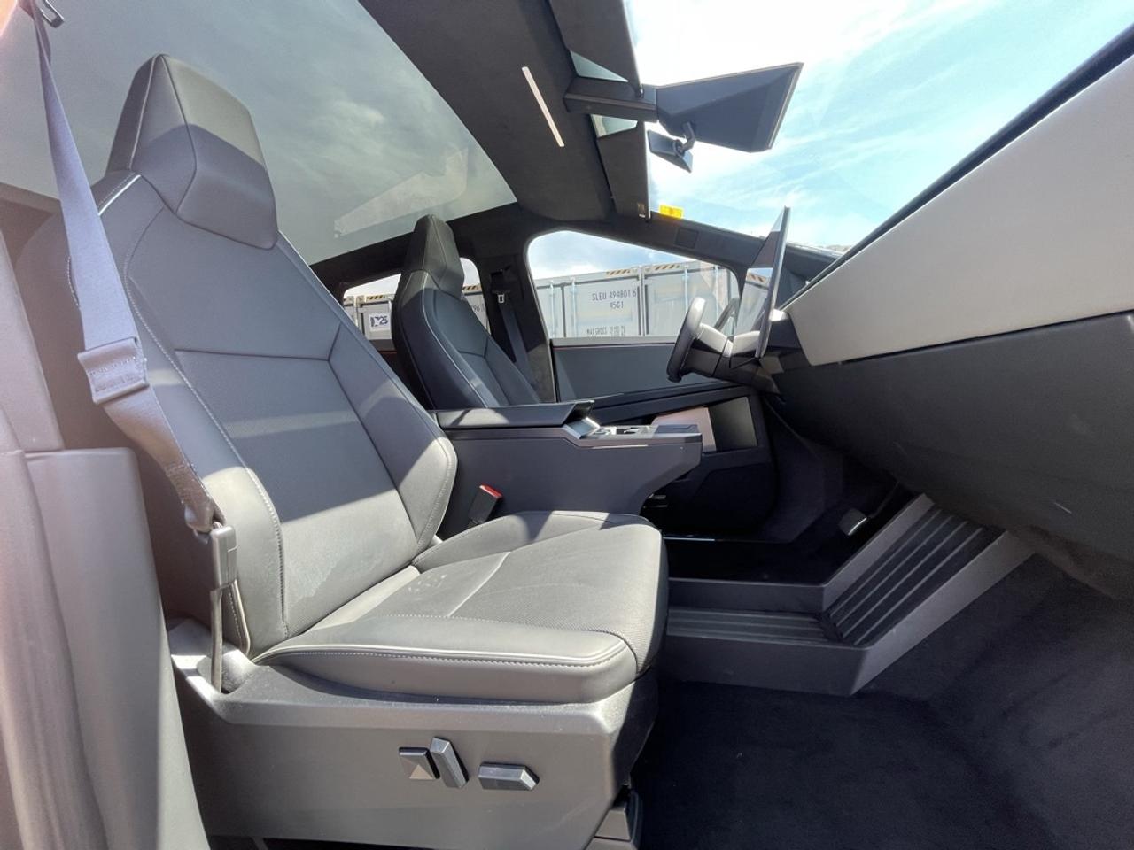 2025 Tesla Cybertruck PREMIUM DUAL MOTOR AWD   *DEAL PENDING* Photo