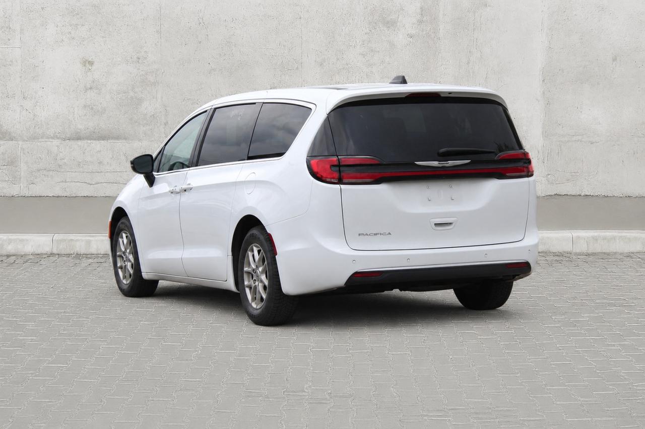 2024 Chrysler Pacifica Touring  SiriusXM HtdSeats BkpCam 7Passenger Parki Photo