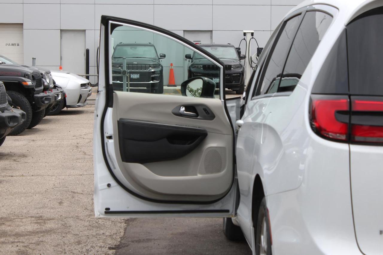 2024 Chrysler Pacifica Touring  SiriusXM HtdSeats BkpCam 7Passenger Parki Photo