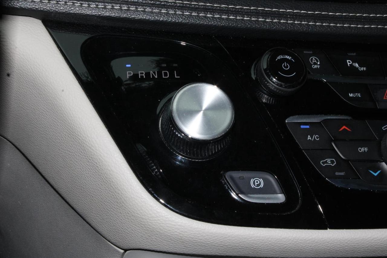 2024 Chrysler Pacifica Touring  SiriusXM HtdSeats BkpCam 7Passenger Parki Photo