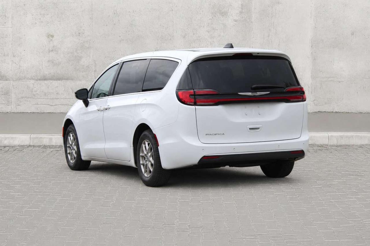 2024 Chrysler Pacifica Touring  SiriusXM HtdSeats BkpCam 7Passenger Parki Photo3