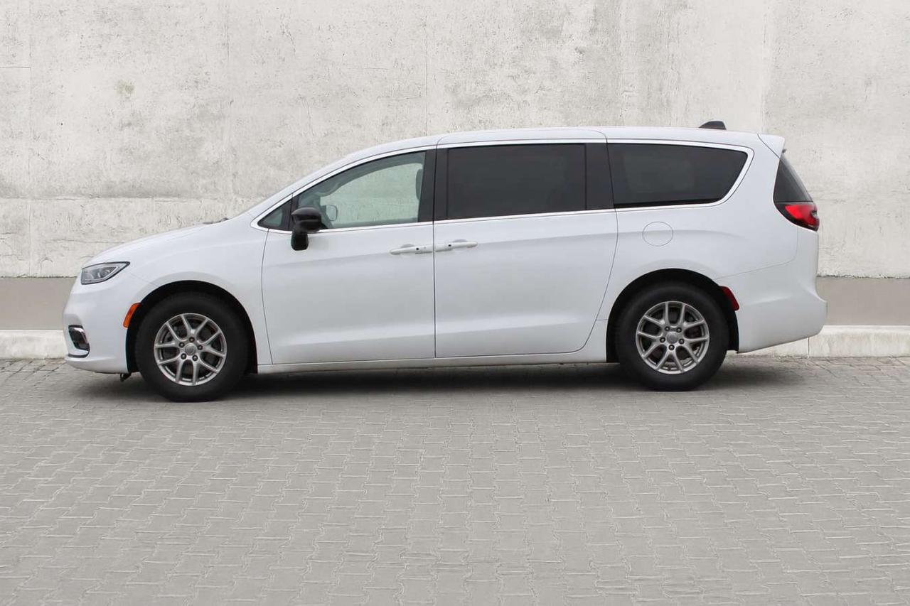2024 Chrysler Pacifica Touring  SiriusXM HtdSeats BkpCam 7Passenger Parki Photo2