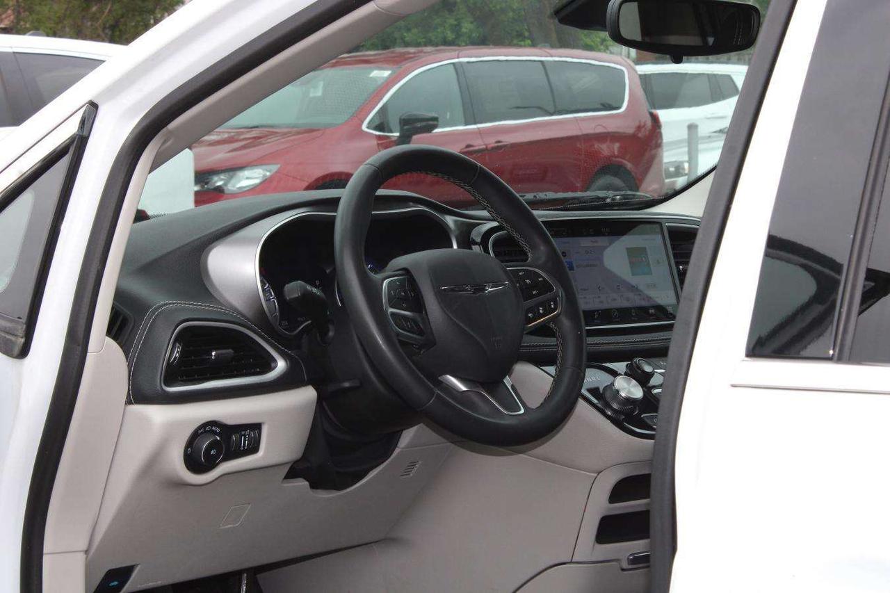 2024 Chrysler Pacifica Touring  SiriusXM HtdSeats BkpCam 7Passenger Parki Photo