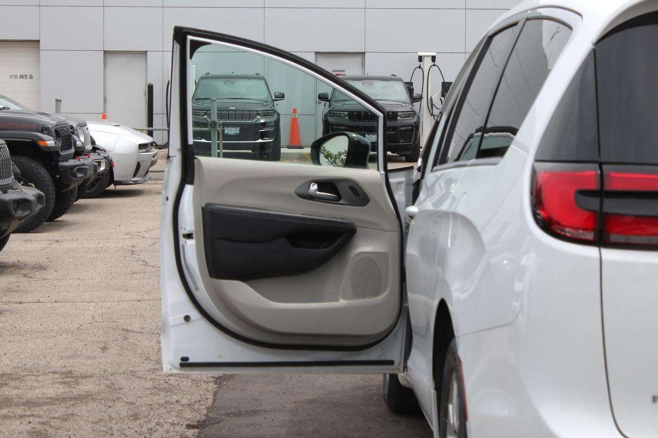 2024 Chrysler Pacifica Touring  SiriusXM HtdSeats BkpCam 7Passenger Parki Photo