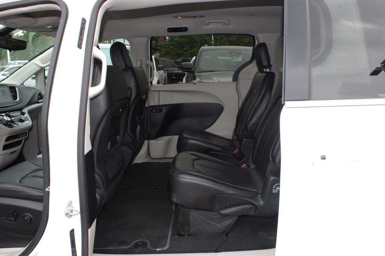2024 Chrysler Pacifica Touring  SiriusXM HtdSeats BkpCam 7Passenger Parki Photo