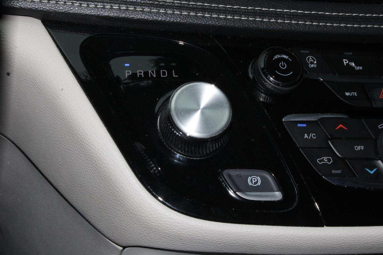 2024 Chrysler Pacifica Touring  SiriusXM HtdSeats BkpCam 7Passenger Parki Photo