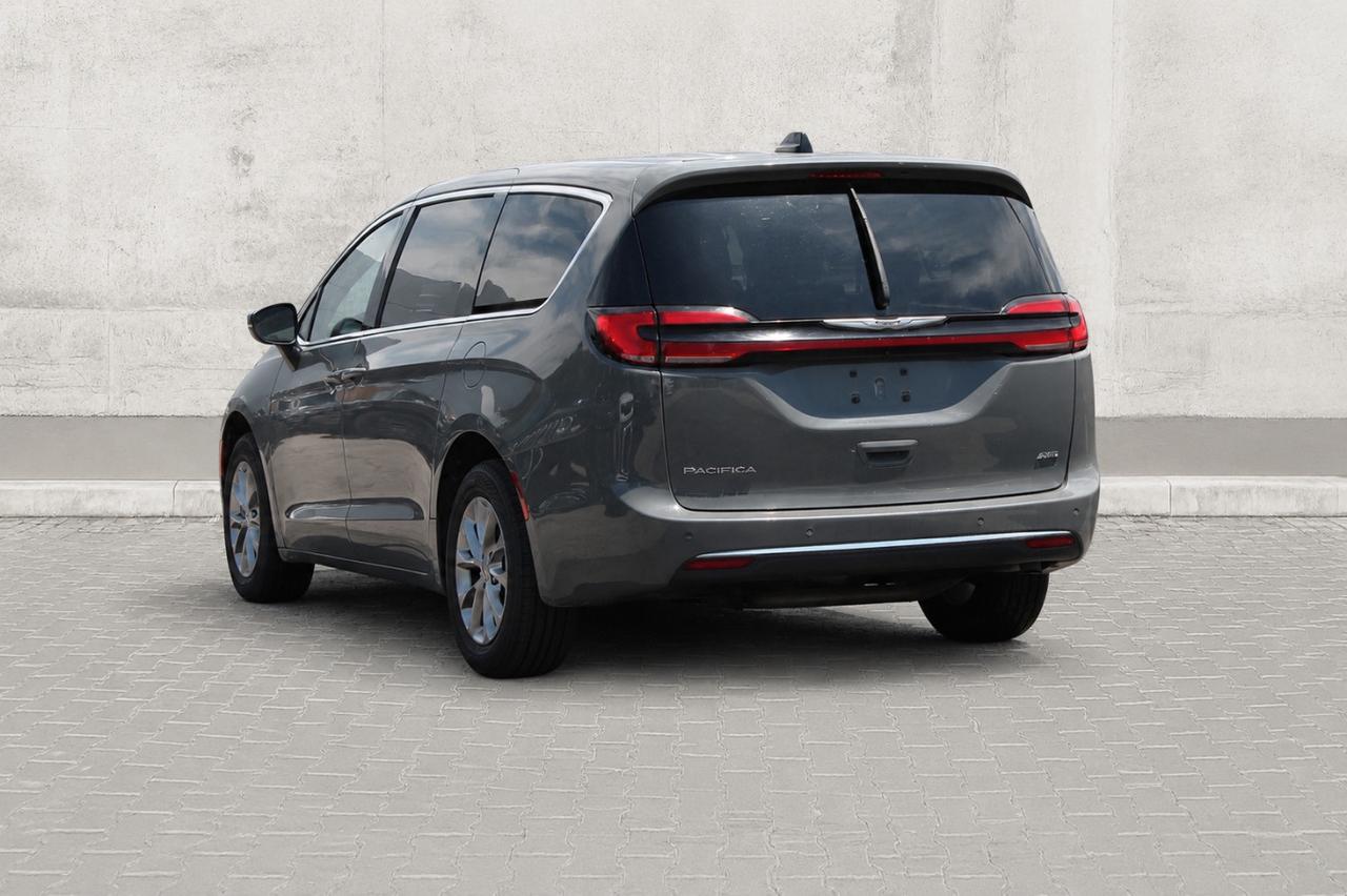 2023 Chrysler Pacifica Touring  SiriusXM BkpCam HtdSeats AppleCarPlay Rem Photo3
