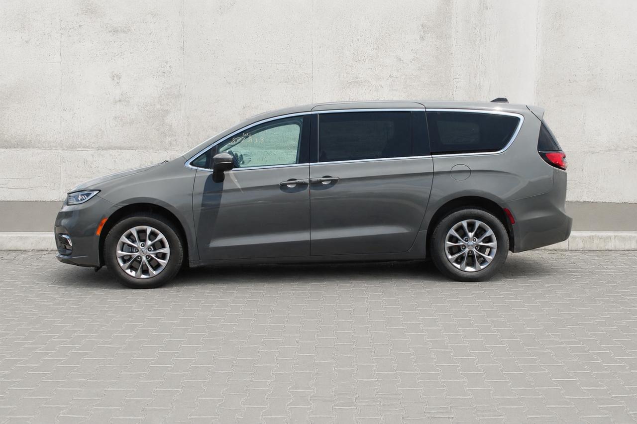 2023 Chrysler Pacifica Touring  SiriusXM BkpCam HtdSeats AppleCarPlay Rem Photo