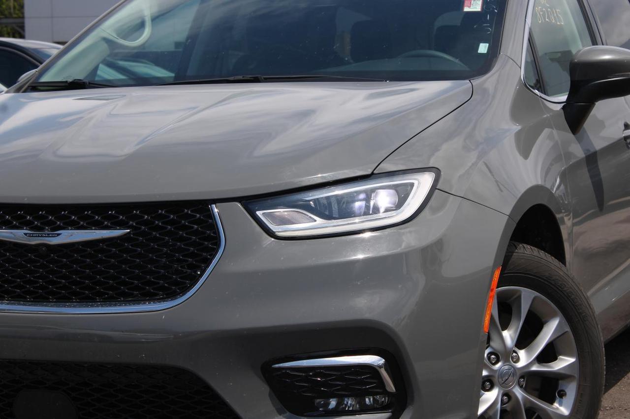2023 Chrysler Pacifica Touring  SiriusXM BkpCam HtdSeats AppleCarPlay Rem Photo