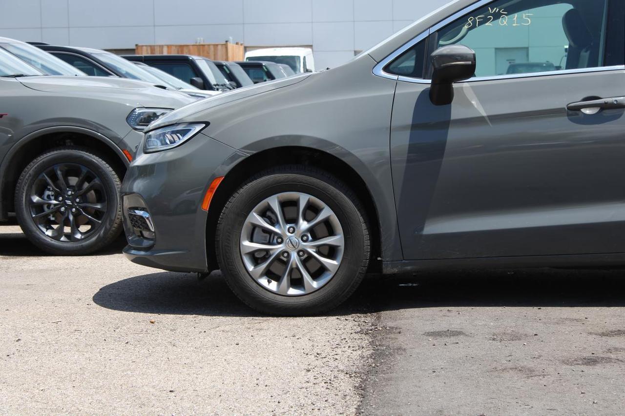 2023 Chrysler Pacifica Touring  SiriusXM BkpCam HtdSeats AppleCarPlay Rem Photo
