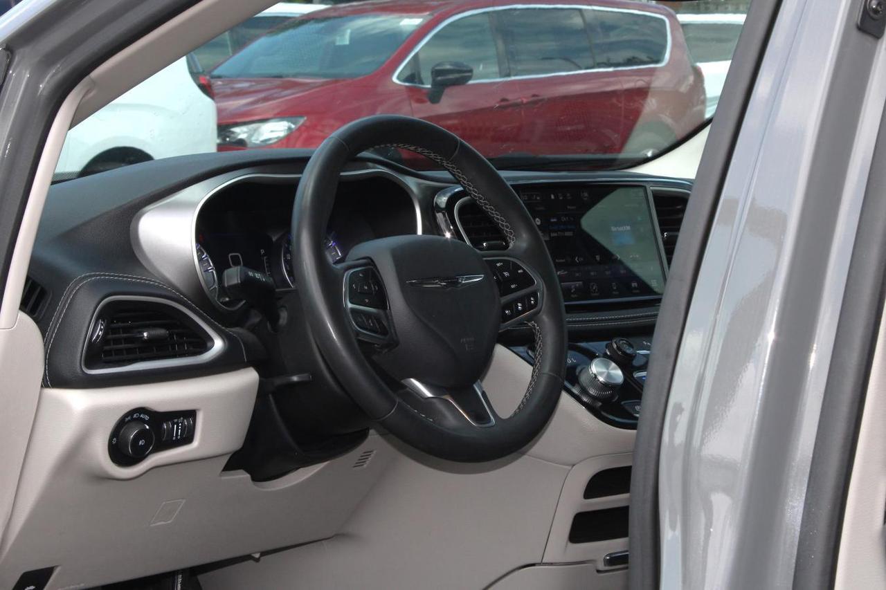 2023 Chrysler Pacifica Touring  SiriusXM BkpCam HtdSeats AppleCarPlay Rem Photo