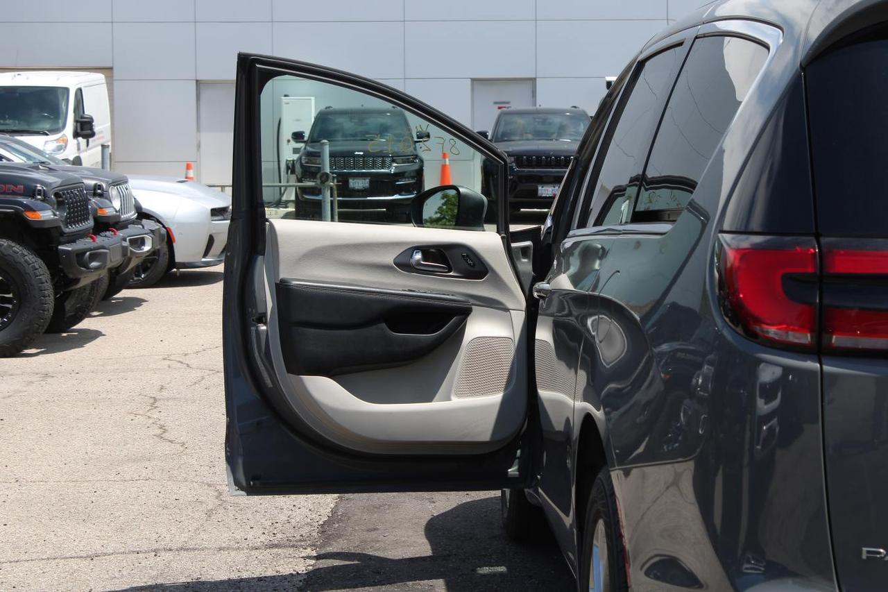 2023 Chrysler Pacifica Touring  SiriusXM BkpCam HtdSeats AppleCarPlay Rem Photo